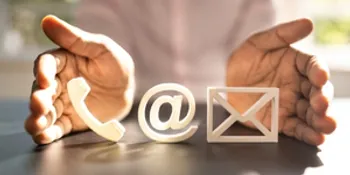 Hier gelangt man zum Kontakt. Ein Bild mit Email, Telefon und Postzeichen